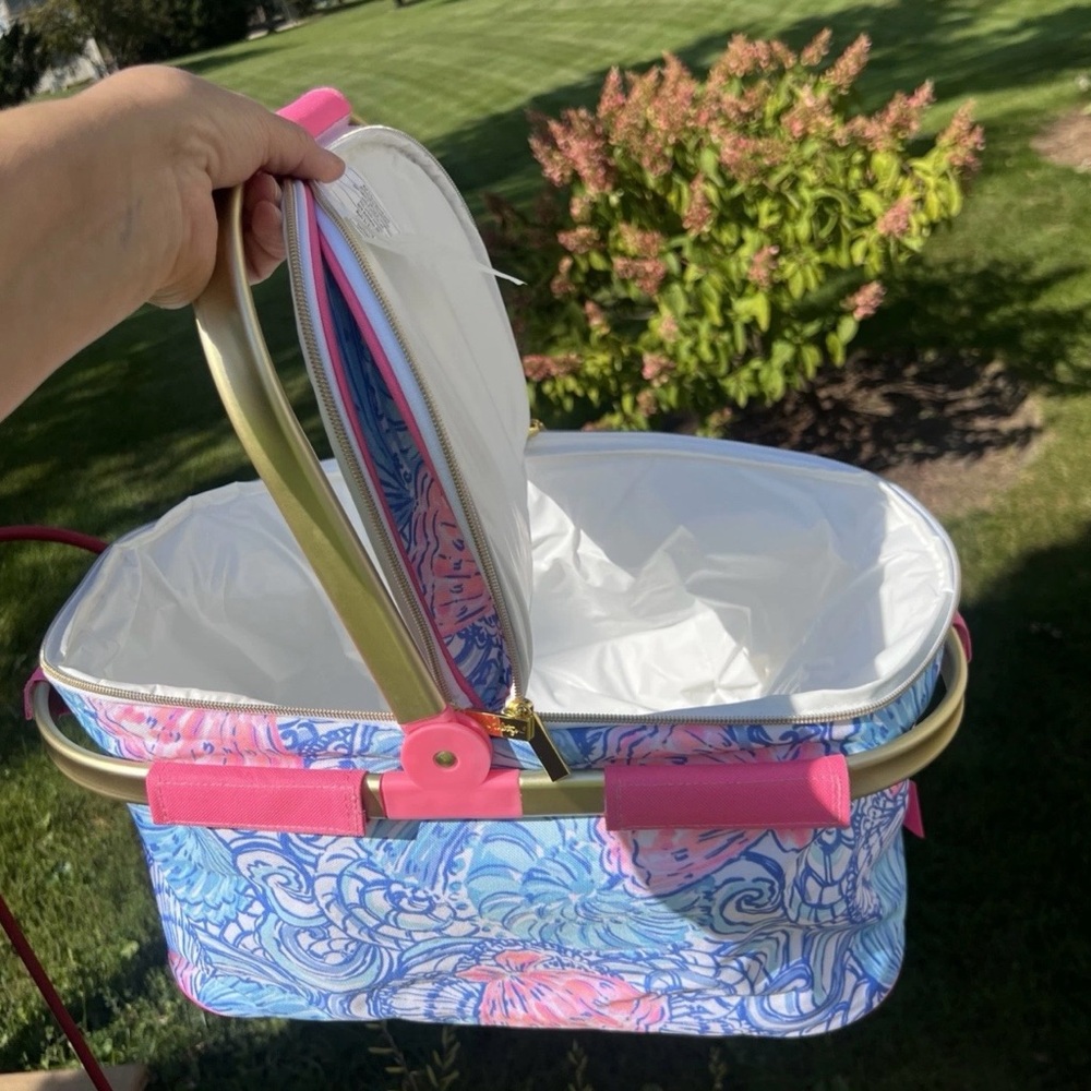 lilly pulitzer picnic/cooler Collapsable NWOT, Never Used, zip close 17x10x9” - Picture 4 of 8